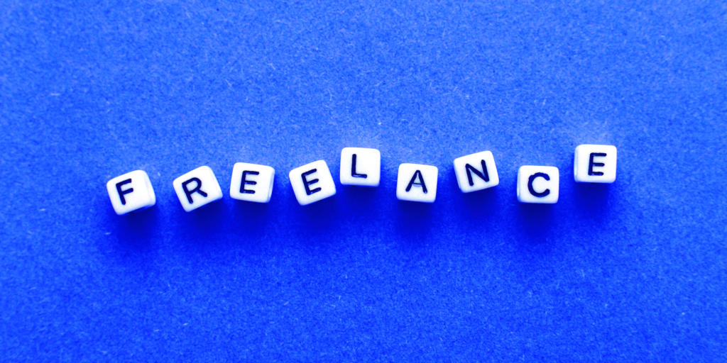 تحتوي الصوره على خلفيه زرقاء و تحتوي على مكعبات تحوي كلمة freelance 